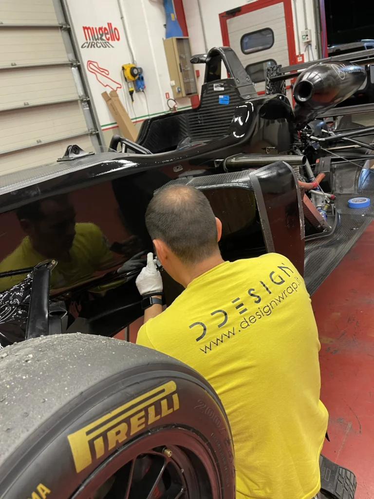 Tecnico DesignWrap durante un intervento di wrapping su auto aziendale