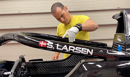 applicazione car wrapping aziendale Firenze su furgone commerciale